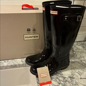 Hunter Gloss Black Rain Boots with free Neon Yellow Hunter boot socks 10